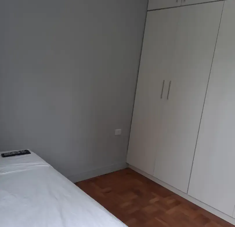 810